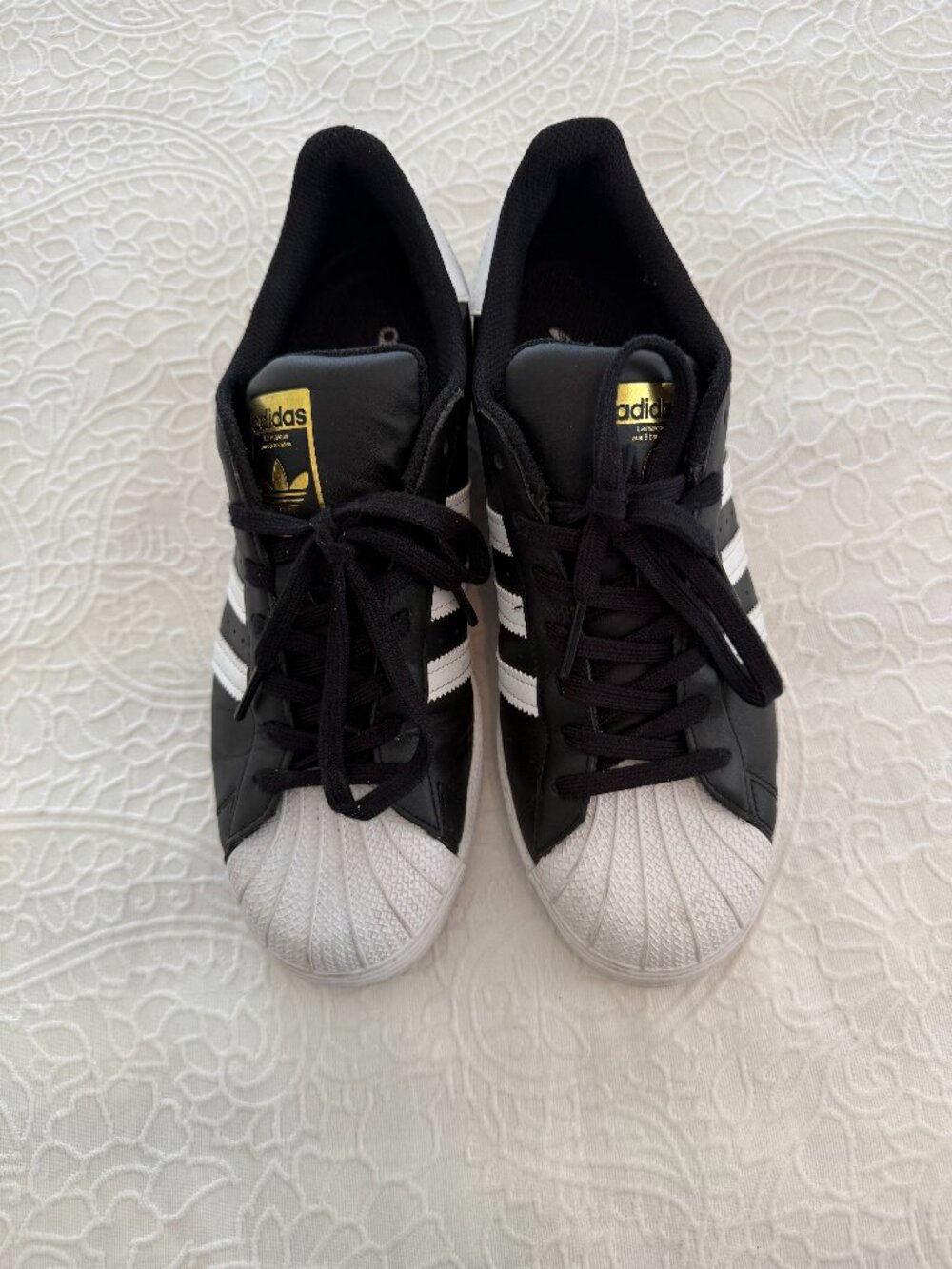 Adidas "shelltoe" Superstar sneakers M9.5 / W11 - preloved - good condition!